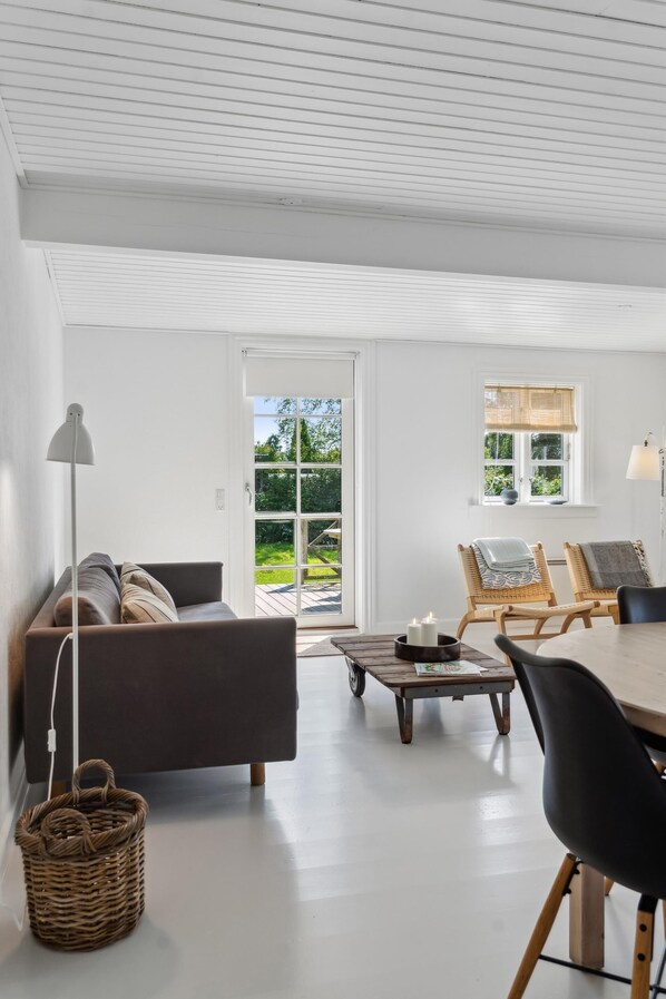 TV, fireplace, video games, offices