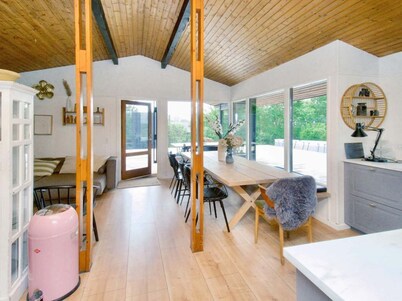 10 person Summerhouse with pool