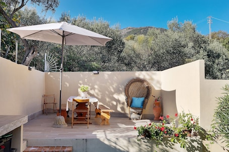 Outdoor dining. Holiday Home - Villa Cristina