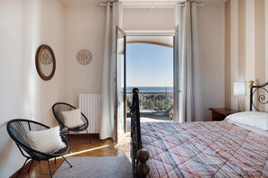 Een strijkplank/strijkijzer, wifi, beddengoed