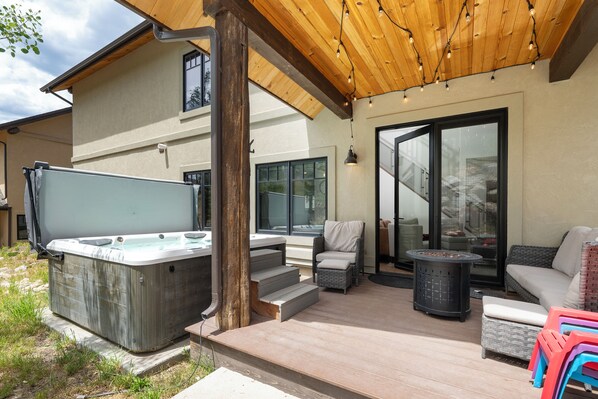 Terrace/patio - Upscale 4 bedroom, private hot tub (Fraser)