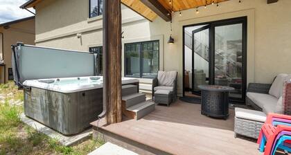 Upscale 4 bedroom, private hot tub