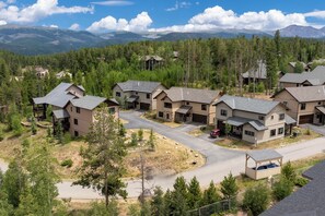 Exterior - Upscale 4 bedroom, private hot tub (Fraser)