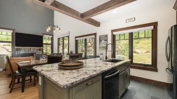 ثلاجة، ميكروويف، فرن، موقد طهي مسطح