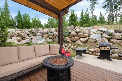 Upscale 4 bedroom, private hot tub