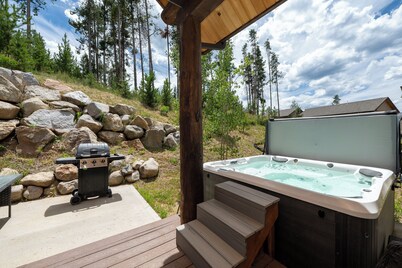 Upscale 4 bedroom, private hot tub