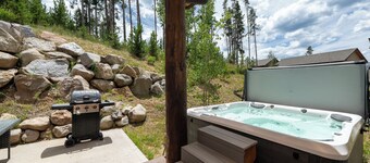 Upscale 4 bedroom, private hot tub