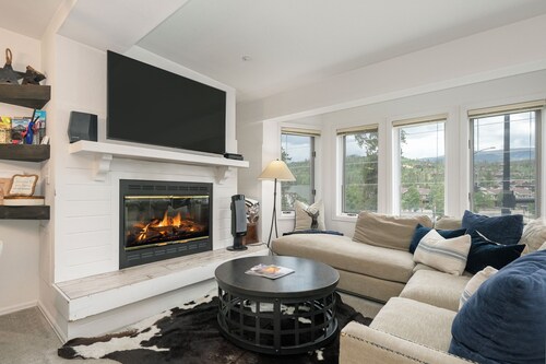 Luxurious 2 bedroom, downtown location, mt views