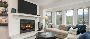 Luxurious 2 bedroom, downtown location, mt views