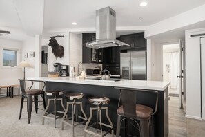 Kjøleskap, mikrobølgeovn, ovn og kokeplater