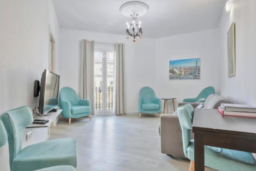Live Like A Local In Central Barcelona 3br Apartment With Balconies - Barcelona