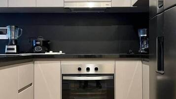 Frigorífico, microondas, horno y placa de cocina