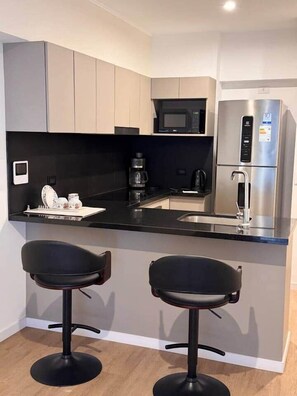 Geladeira, micro-ondas, fogão, cooktop