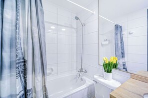 Een douche, een haardroger, handdoeken