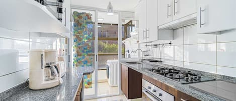 Refrigerador, microondas, parrilla de estufa y tostadora