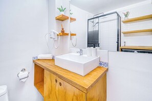 Douche, sèche-cheveux