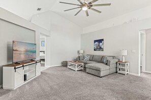 TV, foosball, offices - The Sunny Spot - Home for 8 (Davenport)
