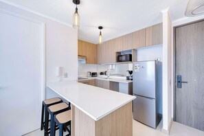 Een koelkast, een magnetron, een kookplaat, een broodrooster