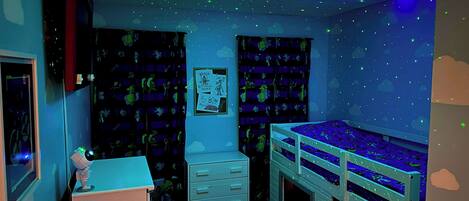Iron/ironing board, travel cot, WiFi