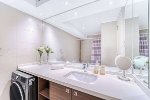 Unclassified image, 3 of 15, button