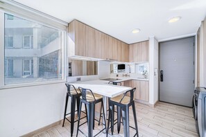 Frigorífic, microones, placa de cuina i torradora 