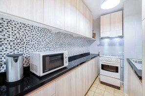 Een koelkast, een magnetron, een oven, een kookplaat