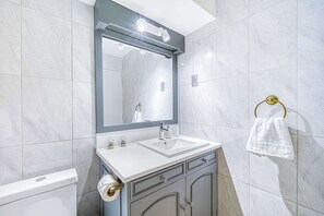 Shower, hair dryer, towels - Vista Ecléctica - 2D, AC pasos Mall Parque Arauco (Las Condes)