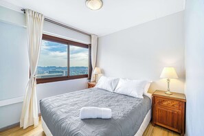 2 bedrooms, iron/ironing board, WiFi