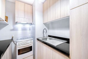 Réfrigérateur, four à micro-ondes, surface de cuisson, grille-pain