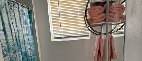 提供毛巾、番梘、廁紙