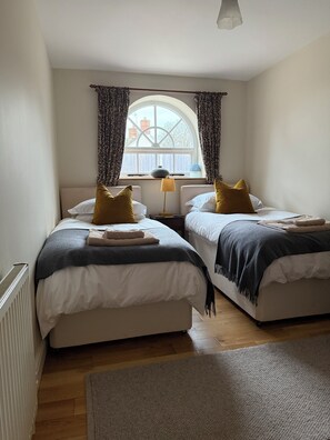 Planxa i posts de planxar, wifi i roba de llit