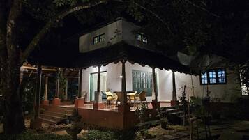 Vista frontal de la propiedad