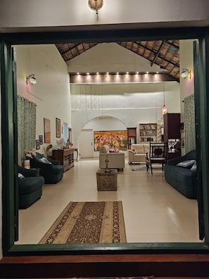 Villa familiar, vista al patio | Área de sala de estar