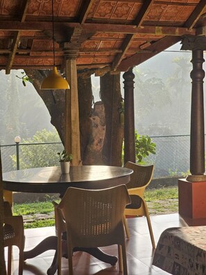 Vila Keluarga, pemandangan halaman | Teras/patio