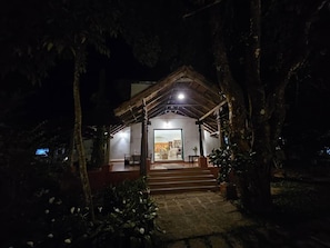 Vista frontal de la propiedad