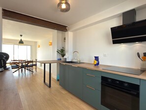 Fridge, microwave, oven, dishwasher - Sea view duplex (Valras-Plage)