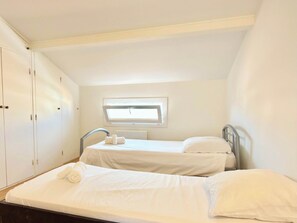 3 habitaciones, tabla de planchar con plancha, wifi y ropa de cama 