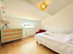 3 habitaciones, tabla de planchar con plancha, wifi y ropa de cama 