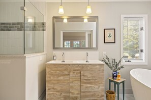 Shower, jetted bath, hair dryer, towels - Upscale Harpers Ferry Getaway (Harpers Ferry)