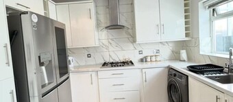 Comfort Meets Convenience: Spacious 3-Bed Apartment Steps from Shops & Transport