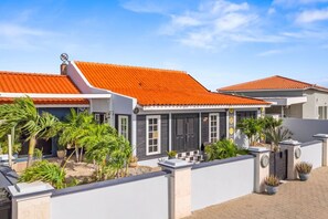 Exterior - Two Person Getaway - 2 Minutes to Palm Beach (Noord)