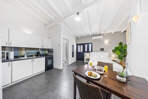 Interior - Two Person Getaway - 2 Minutes to Palm Beach (Noord)