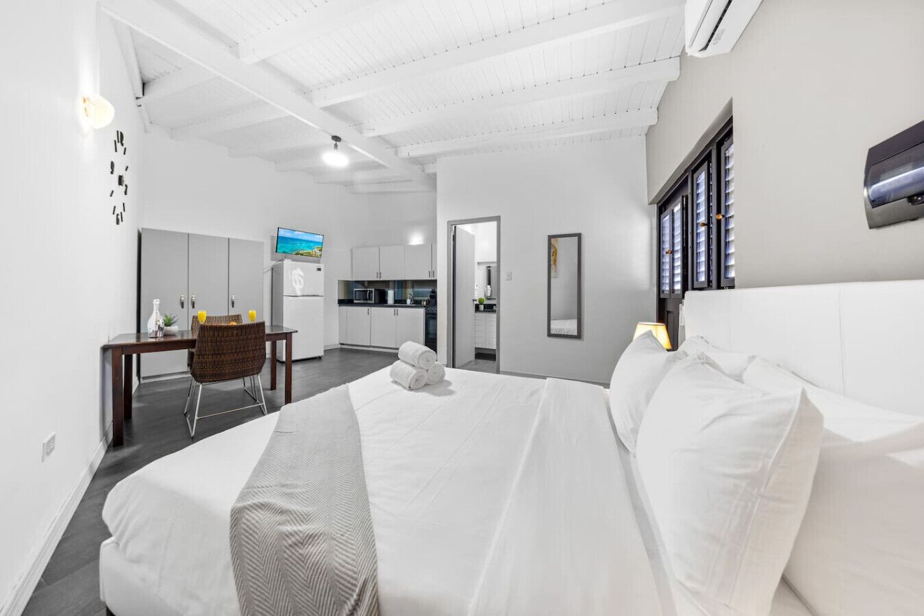 Escritorio, cuna de viaje, wifi gratis y ropa de cama 