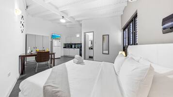 Escritorio, cuna de viaje, wifi gratis y ropa de cama