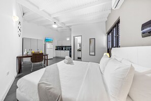 Desk, travel cot, free WiFi, bed sheets - Two Person Getaway - 2 Minutes to Palm Beach (Noord)