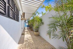 Property grounds - Two Person Getaway - 2 Minutes to Palm Beach (Noord)