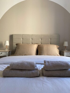 Tabla de planchar con plancha, wifi y ropa de cama 