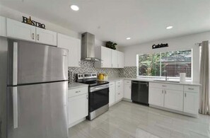 Frigorífico, microondas, horno y placa de cocina