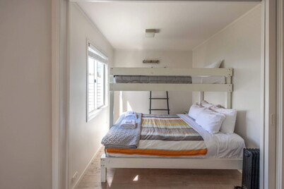 Waikare House – Above Oneroa Bay