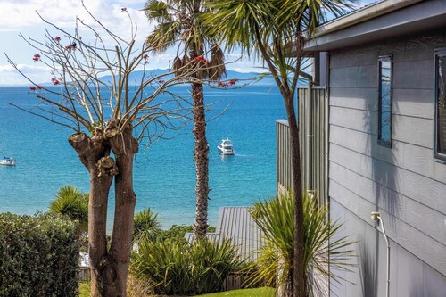 Waikare House – Above Oneroa Bay